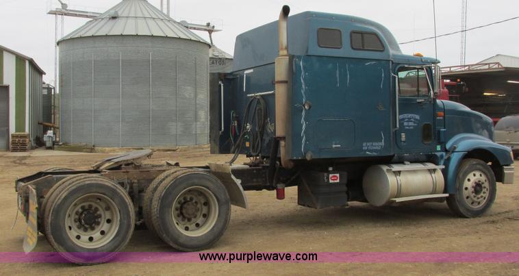 image for item I6104 2000 International 9400 Eagle semi truck