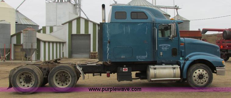 image for item I6104 2000 International 9400 Eagle semi truck