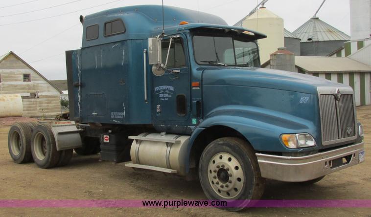 image for item I6104 2000 International 9400 Eagle semi truck