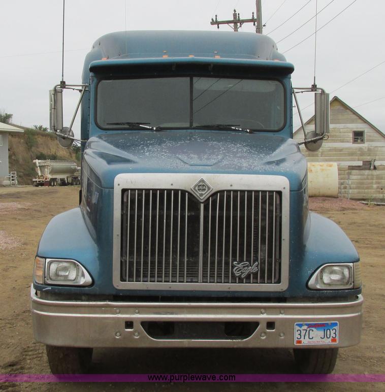 image for item I6104 2000 International 9400 Eagle semi truck