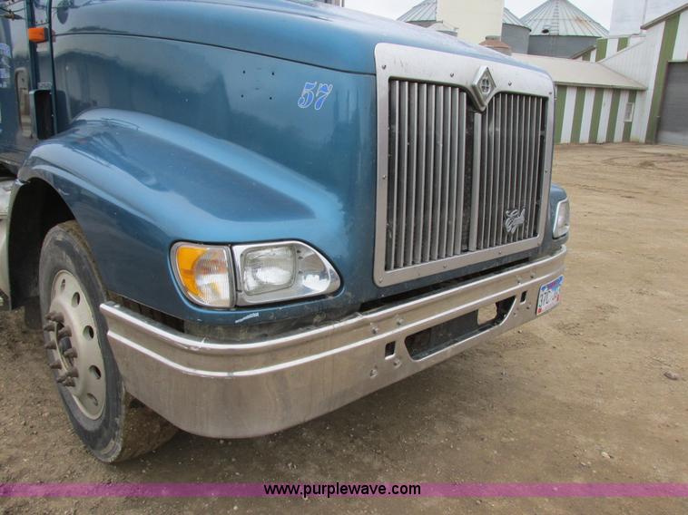 image for item I6104 2000 International 9400 Eagle semi truck