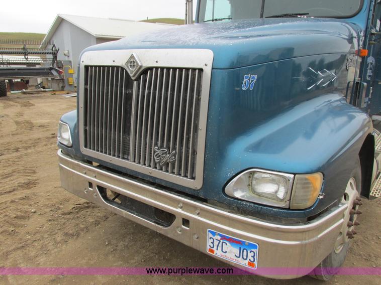 image for item I6104 2000 International 9400 Eagle semi truck