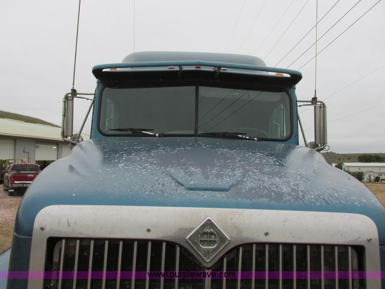 image for item I6104 2000 International 9400 Eagle semi truck