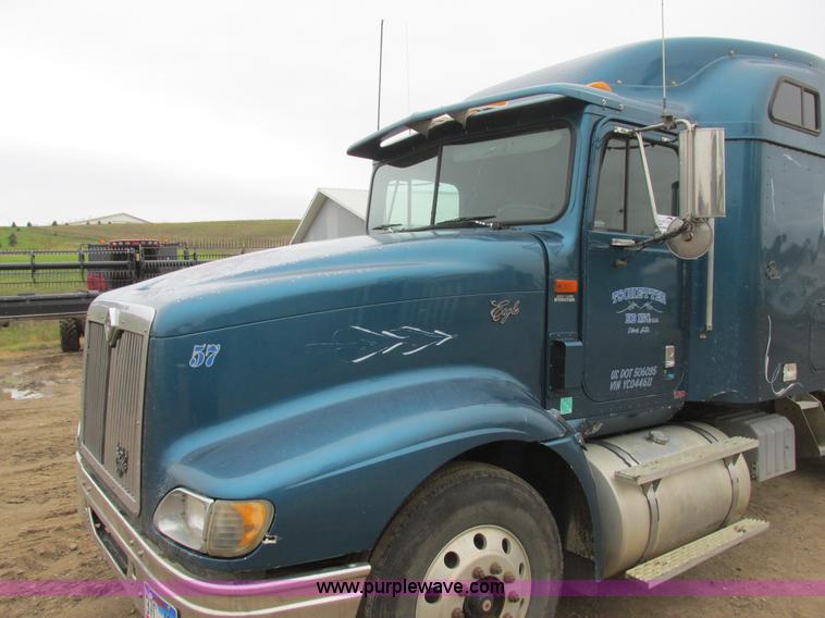 image for item I6104 2000 International 9400 Eagle semi truck