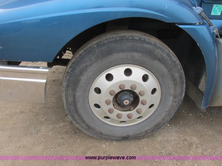 image for item I6104 2000 International 9400 Eagle semi truck