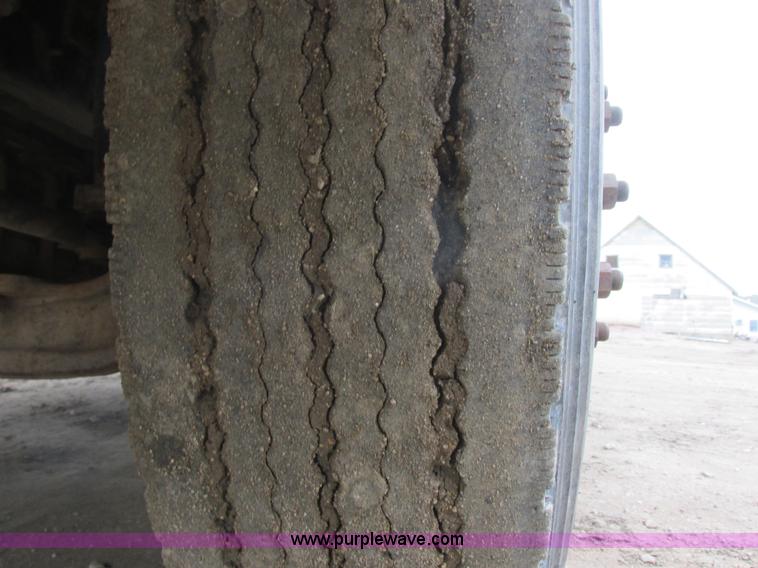 image for item I6104 2000 International 9400 Eagle semi truck