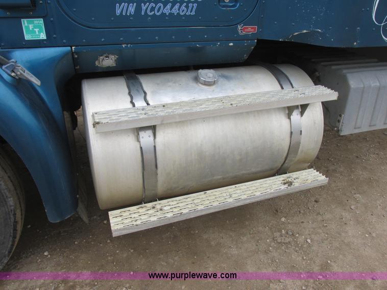 image for item I6104 2000 International 9400 Eagle semi truck