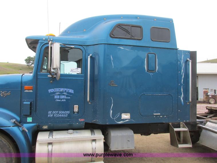 image for item I6104 2000 International 9400 Eagle semi truck