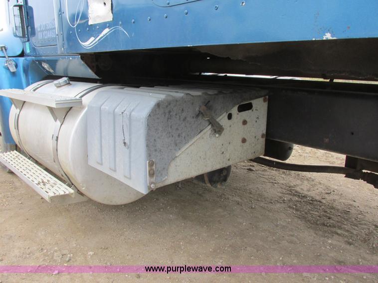 image for item I6104 2000 International 9400 Eagle semi truck