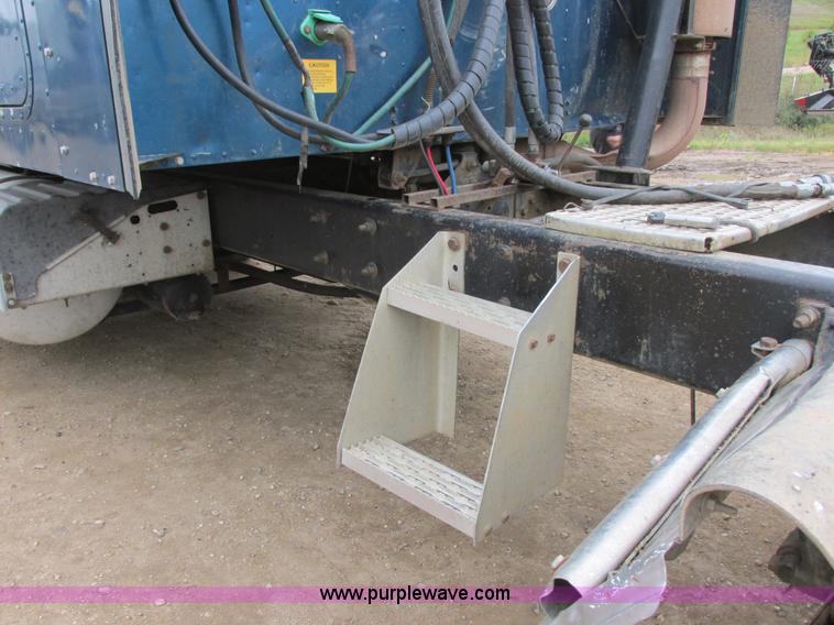 image for item I6104 2000 International 9400 Eagle semi truck