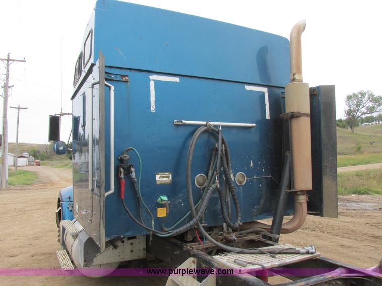 image for item I6104 2000 International 9400 Eagle semi truck