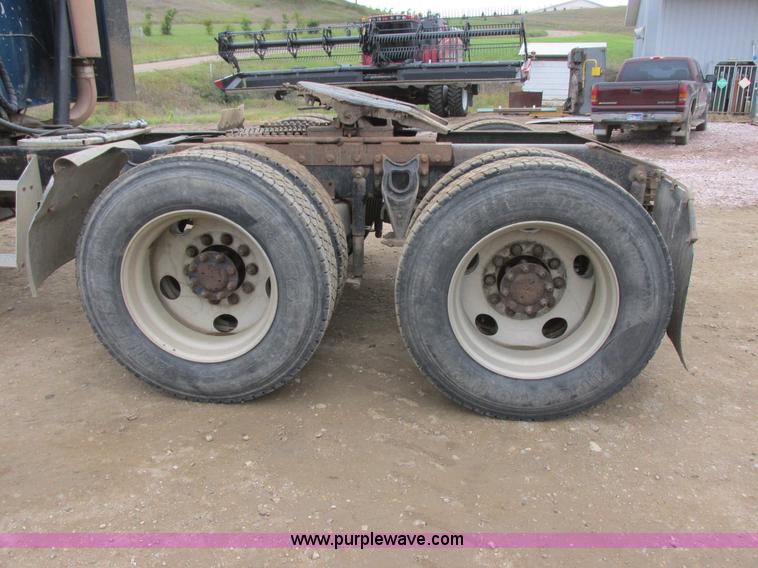 image for item I6104 2000 International 9400 Eagle semi truck