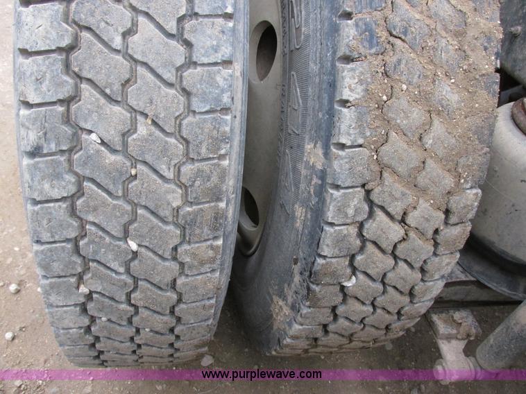 image for item I6104 2000 International 9400 Eagle semi truck