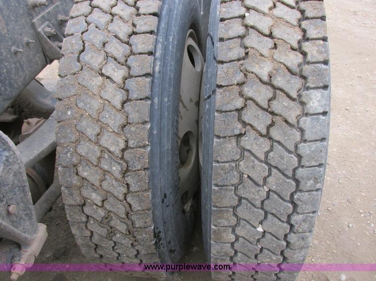 image for item I6104 2000 International 9400 Eagle semi truck