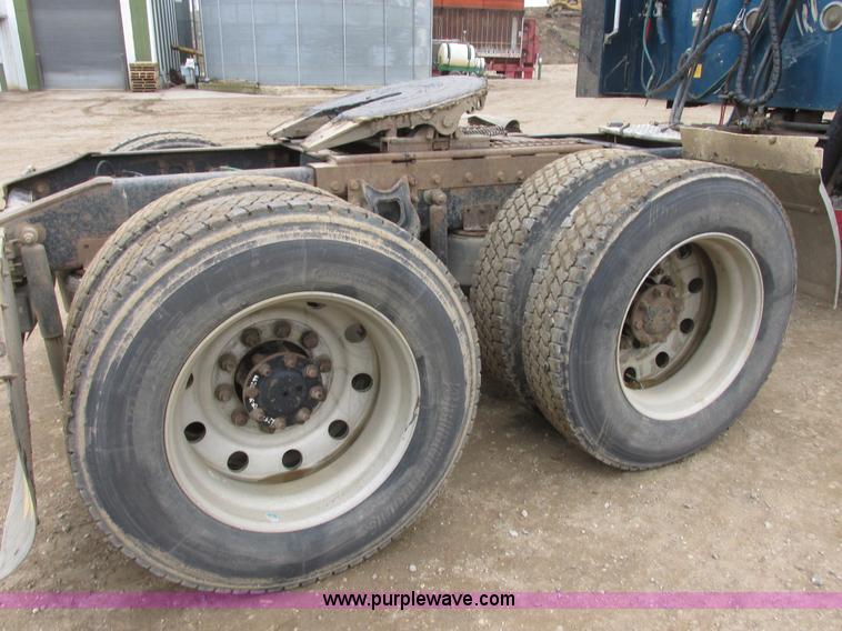 image for item I6104 2000 International 9400 Eagle semi truck