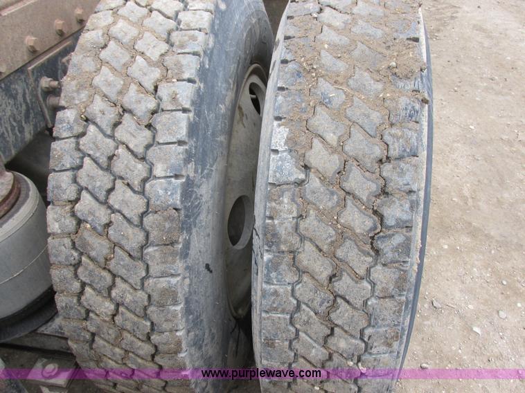 image for item I6104 2000 International 9400 Eagle semi truck