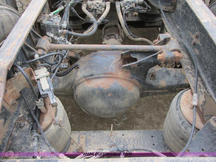 image for item I6104 2000 International 9400 Eagle semi truck