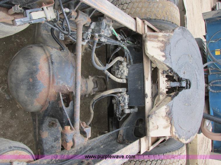 image for item I6104 2000 International 9400 Eagle semi truck