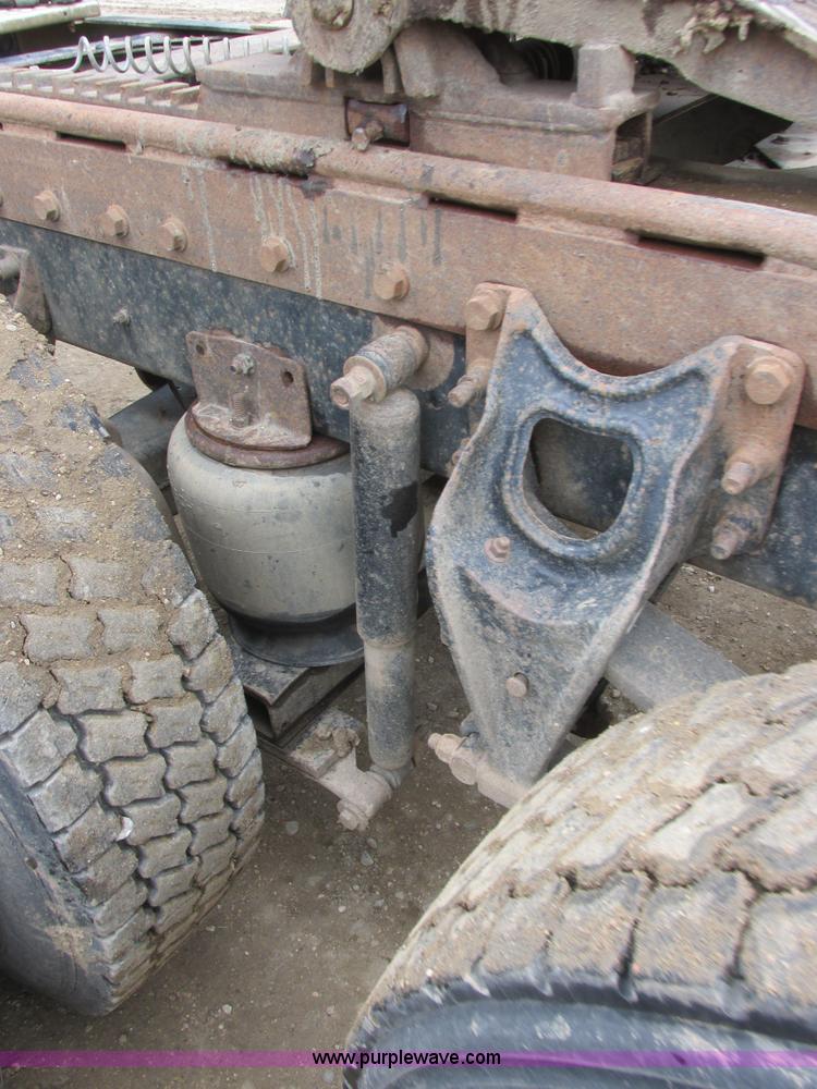 image for item I6104 2000 International 9400 Eagle semi truck