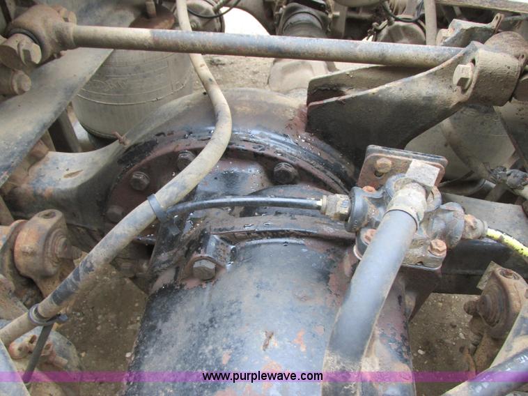 image for item I6104 2000 International 9400 Eagle semi truck