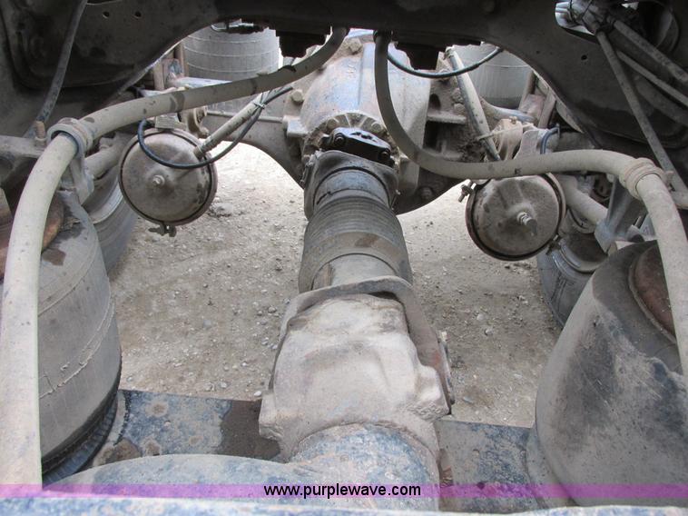 image for item I6104 2000 International 9400 Eagle semi truck