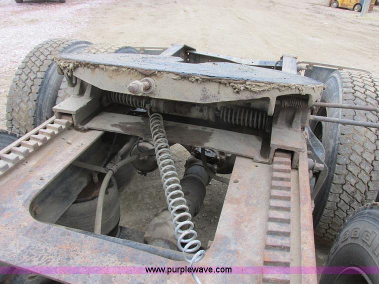 image for item I6104 2000 International 9400 Eagle semi truck