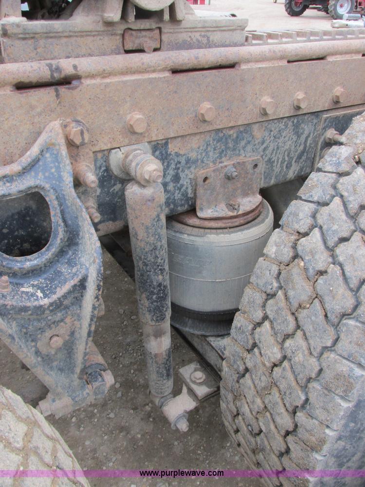 image for item I6104 2000 International 9400 Eagle semi truck