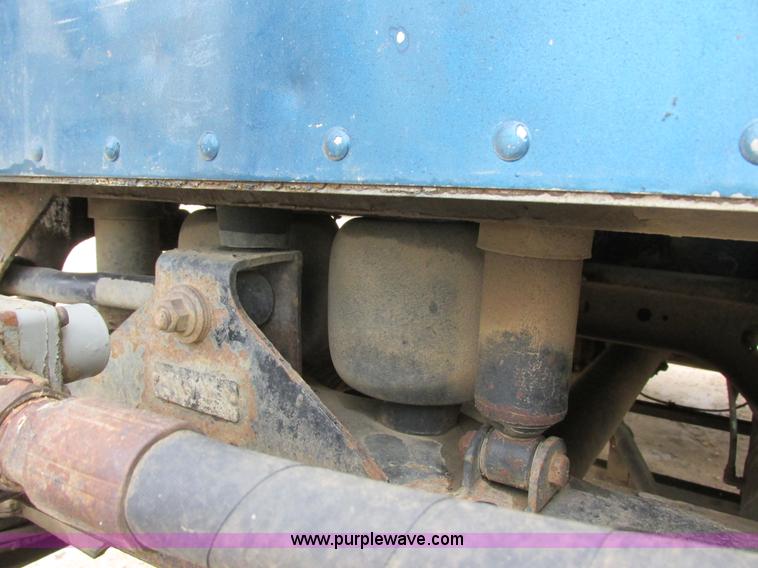 image for item I6104 2000 International 9400 Eagle semi truck