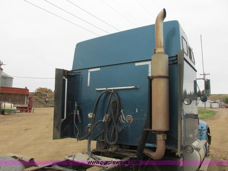 image for item I6104 2000 International 9400 Eagle semi truck