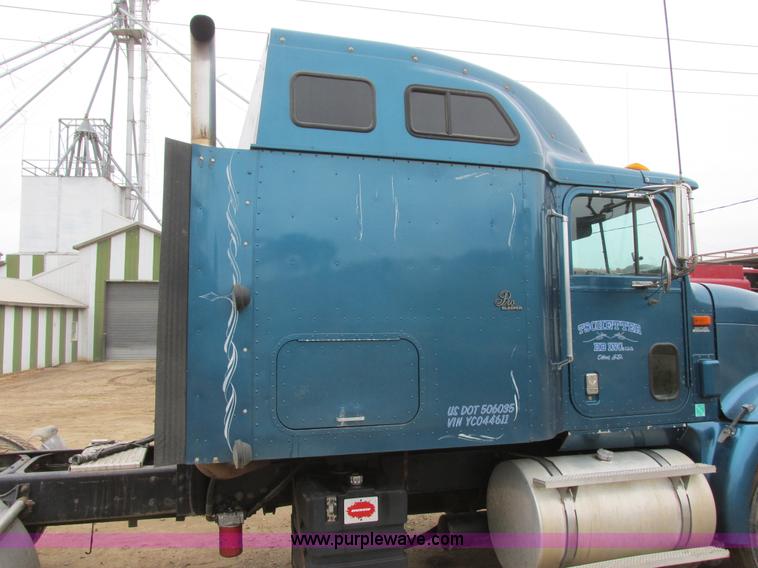 image for item I6104 2000 International 9400 Eagle semi truck