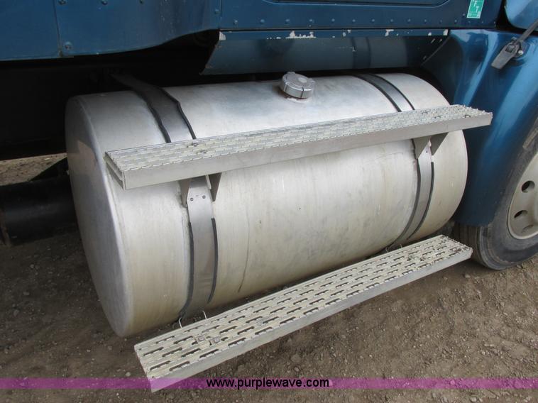 image for item I6104 2000 International 9400 Eagle semi truck