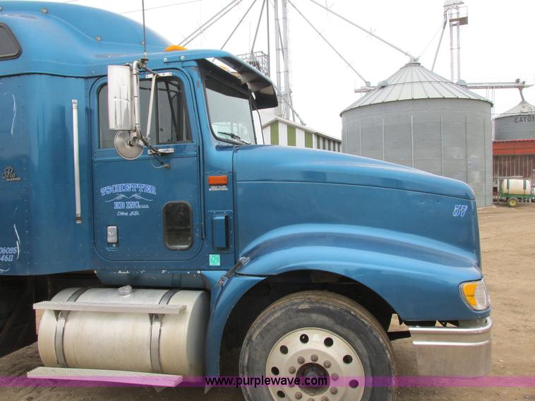 image for item I6104 2000 International 9400 Eagle semi truck