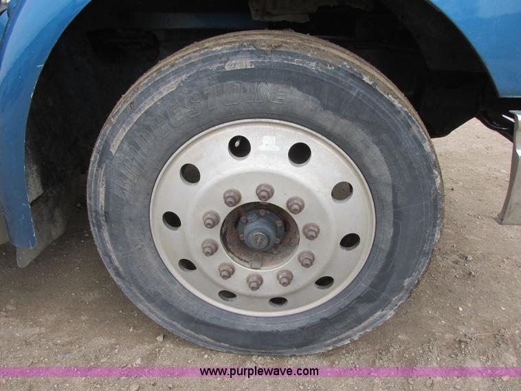 image for item I6104 2000 International 9400 Eagle semi truck