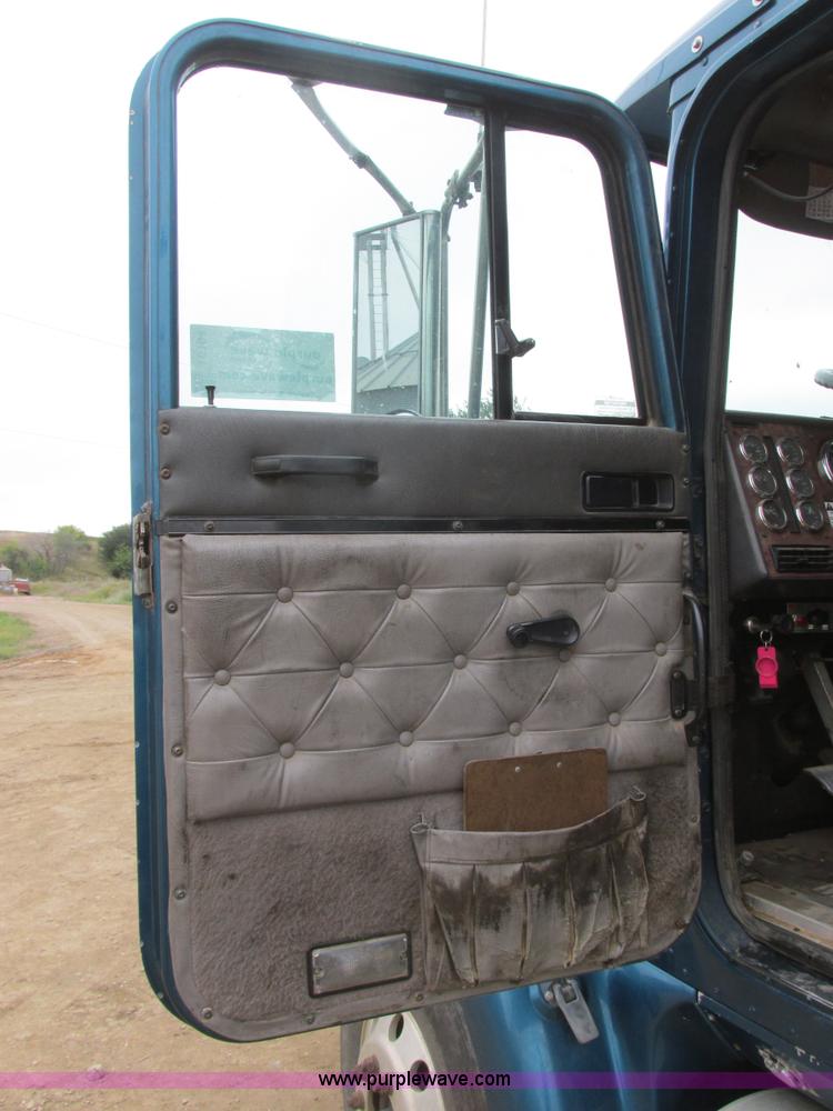 image for item I6104 2000 International 9400 Eagle semi truck