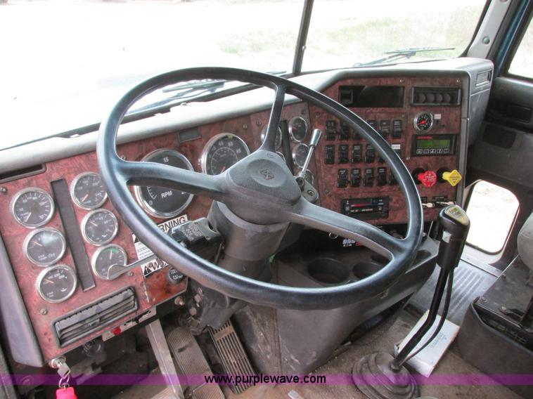 image for item I6104 2000 International 9400 Eagle semi truck