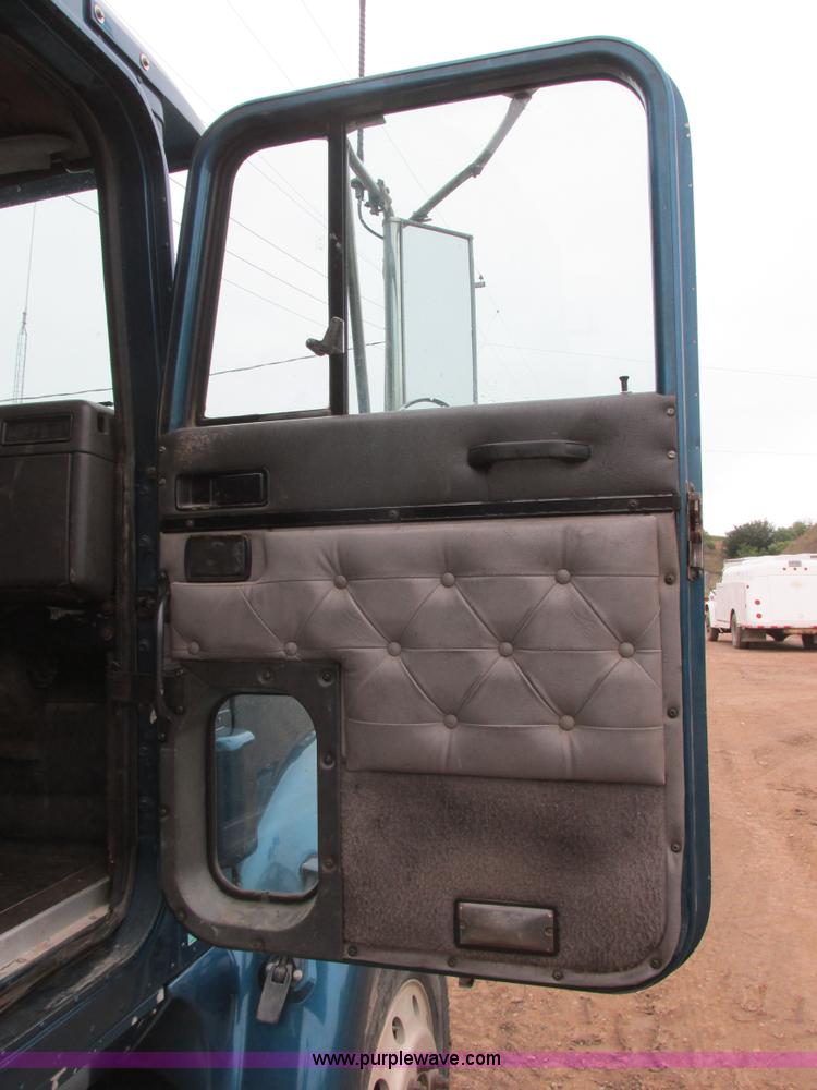 image for item I6104 2000 International 9400 Eagle semi truck