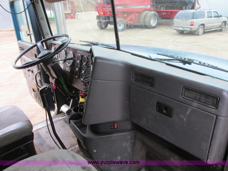 image for item I6104 2000 International 9400 Eagle semi truck