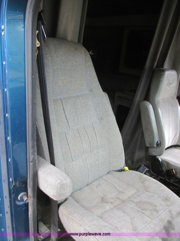 image for item I6104 2000 International 9400 Eagle semi truck