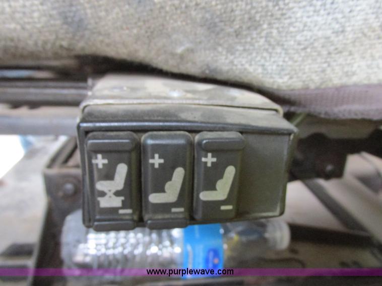 image for item I6104 2000 International 9400 Eagle semi truck