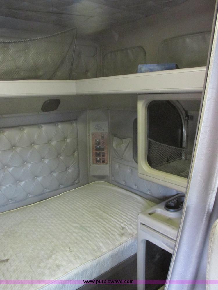 image for item I6104 2000 International 9400 Eagle semi truck