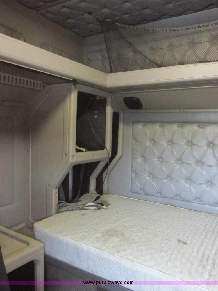 image for item I6104 2000 International 9400 Eagle semi truck