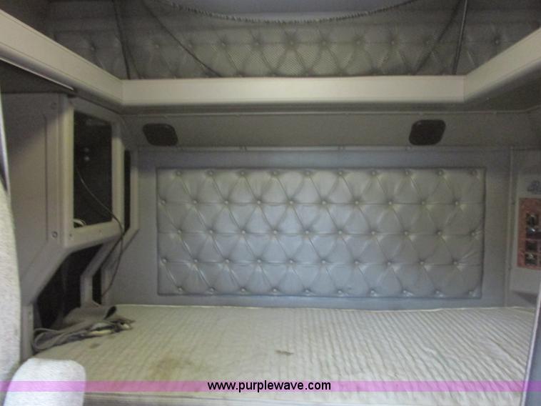 image for item I6104 2000 International 9400 Eagle semi truck