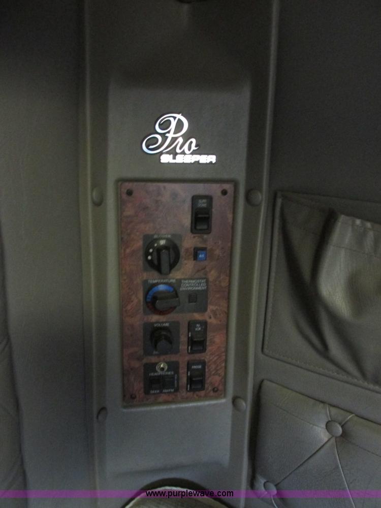 image for item I6104 2000 International 9400 Eagle semi truck