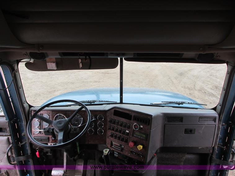 image for item I6104 2000 International 9400 Eagle semi truck