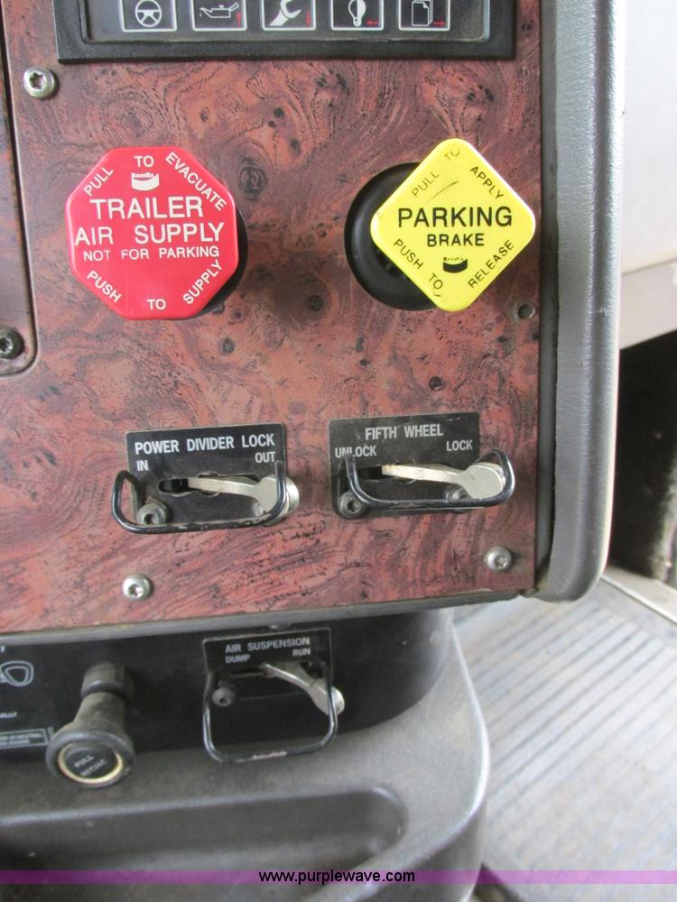 image for item I6104 2000 International 9400 Eagle semi truck