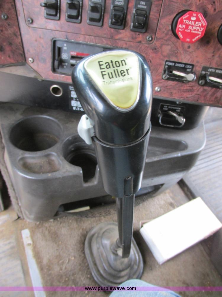 image for item I6104 2000 International 9400 Eagle semi truck