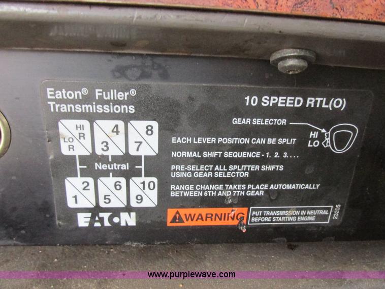 image for item I6104 2000 International 9400 Eagle semi truck