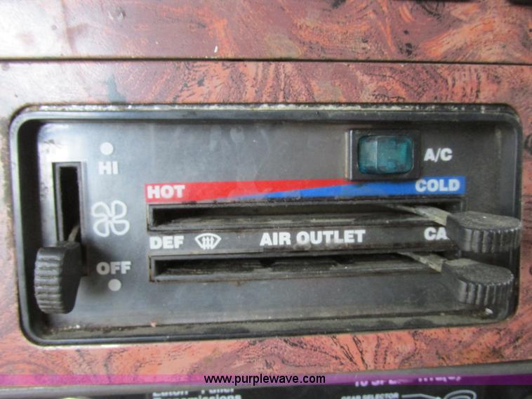 image for item I6104 2000 International 9400 Eagle semi truck