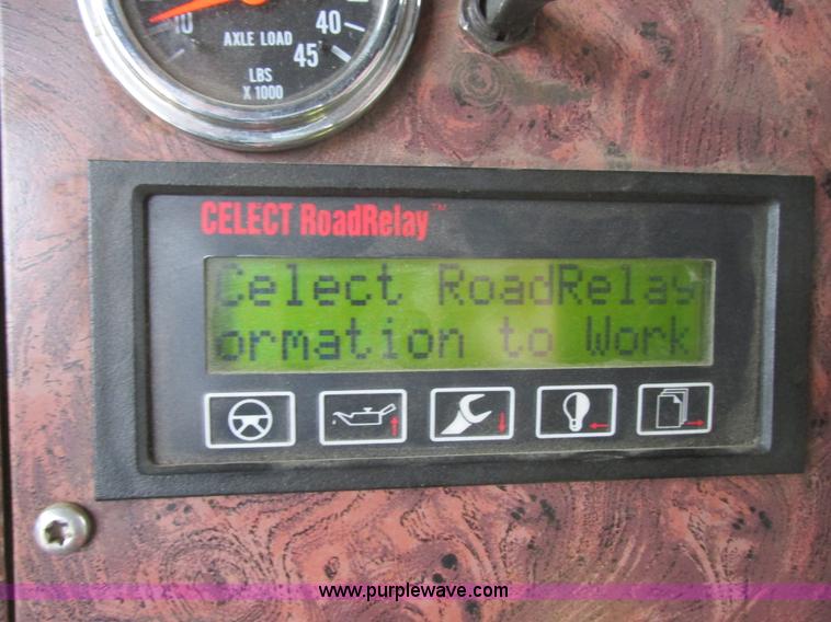 image for item I6104 2000 International 9400 Eagle semi truck