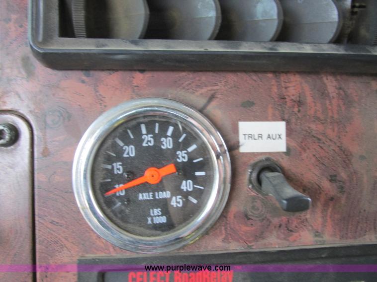 image for item I6104 2000 International 9400 Eagle semi truck